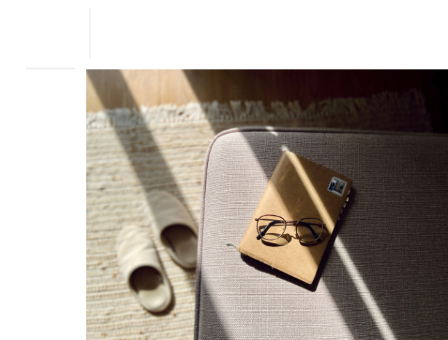 Brava mundana, foto libreta y zapatillas con luz del sol